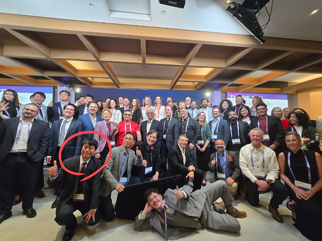 미국 뉴욕 큐어에서 열린 엑스프라이즈 헬스스팬 시상식에서 장명호 지아이이노베이션 대표(왼쪽 아래)이 엑스프라이즈 창립자 피터 디아만디스(중간)와 준결승 진출팀들과 기념촬영을 하고 있다. [지아이이노베이션 제공]