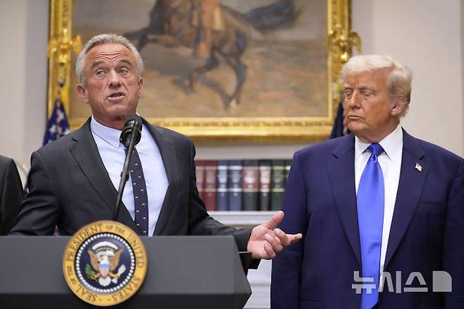 [워싱턴=AP/뉴시스] 도널드 트럼프 미국 대통령이 12일 백악관에서 약품 가격 하락에 대한 행정명령에 서명한 뒤 로버트 케네디 주니어 보건복지부 장관과 함께 기자들의 질문에 답하고 있다. 2025.05.13.