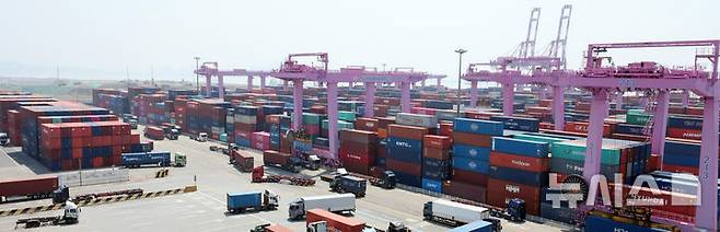 [인천=뉴시스] 전진환 기자 = 관세청은 이달 1일부터 10일까지 수출 128억 달러, 수입 145억 달러를 기록했다고 12일 밝혔다. 전년 동기 대비 수출은 23.8%(40억1000만 달러)가 줄었고 수입은 15.9%(27억6000만 달러)가 감소했다. 미국의 품목별 관세 강화와 중국·미국 등 주요 시장 수요 위축이 수출 감소폭을 키운 것으로 보인다. 이날 인천 연수구 인천신항 컨테이너 터미널에서 컨네이너가 쌓여 있다.  2025.05.12. amin2@newsis.com