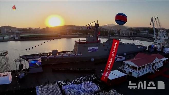 [서울=뉴시스] 북한의 5,000t급 신형다목적구축함 '최현호' 진수식이 지난 25일 북한 김정은 국무위원장과 딸 주애가 참석한 가운데 남포조선소에서 진행됐다고 조선중앙TV가 26일 보도했다. 함경남도 청진항에서도 같은 크기의 군함이 건조되고 있으며 북한은 청진항의 조선소를 군함 건조용으로 대대적으로 확장하고 있다.  (사진=조선중앙TV 캡쳐) 2025.05.13. photo@newsis.com