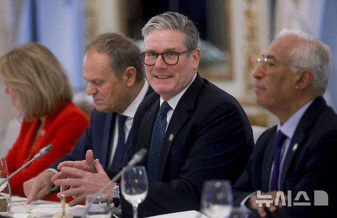 [브뤼셀=AP/뉴시스] 키어 스타머 영국 총리(오른쪽 두 번째)가  벨기에 브뤼셀 에그몬트궁에서 열린 유럽연합(EU) 2024년 3월 정상회의에 참석한 모습.  왼쪽부터 카야 칼라스 EU 외교안보 고위대표, 도날트 투스크 폴란드 총리, 안토니우 코스타 EU정상회의 상임의장. 2025.02.17