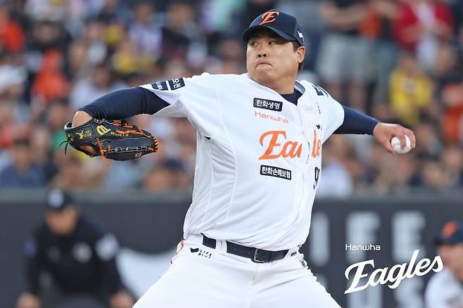 [서울=뉴시스] 황준선 기자 = 30일 대전 한화생명 볼파크에서 열린 프로야구 KBO 리그 LG 트윈스와 한화 이글스의 경기, 한화 선발 류현진이 투구하고 있다. (사진=한화 이글스 제공) 2025.04.30. photo@newsis.com *재판매 및 DB 금지