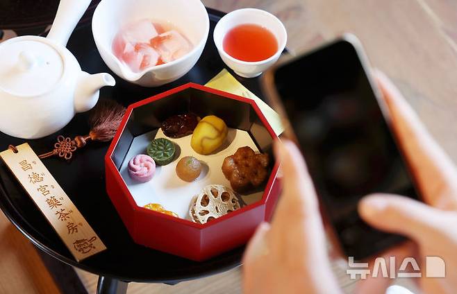 [서울=뉴시스] 홍효식 기자 = 12일 서울 종로구 창덕궁 약방에서 열린 2025년 창덕궁 약다방 사전 행사에 전통다과와 한방차가 놓여져 있다.국가유산청은 국가유산진흥원과 함께 6월 4일부터 6월 26일까지 일반인을 대상으로 2025년 상반기 '창덕궁 약다방' 행사를 개최한다. 참가자 모집은 추첨제로 진행하며, 오늘부터 18일 오후 2시까지 티켓링크를 통해 응모할 수 있다. 2025.05.12. yesphoto@newsis.com