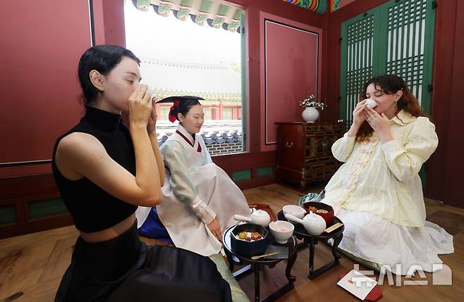 [서울=뉴시스] 홍효식 기자 = 12일 서울 종로구 창덕궁 약방에서 열린 2025년 창덕궁 약다방 사전 행사에서 외국인들이 전통다과와 한방차를 시식하고 있다.국가유산청은 국가유산진흥원과 함께 6월 4일부터 6월 26일까지 일반인을 대상으로 2025년 상반기 '창덕궁 약다방' 행사를 개최한다. 참가자 모집은 추첨제로 진행하며, 오늘부터 18일 오후 2시까지 티켓링크를 통해 응모할 수 있다. 2025.05.12. yesphoto@newsis.com