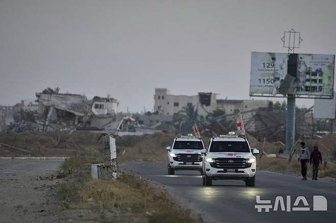[가자지구=AP/뉴시스] 12일(현지 시간) 팔레스타인 무장 정파 하마스로부터 석방된 미국·이스라엘 이중국적 병사 에단 알렉산더가 국제적십자위원회에 인도된 뒤, 그를 태운 적십자 차량이 가자지구를 떠나고 있다. 알렉산더는 미국 뉴저지 출신으로, 아직 가자지구에 억류된 마지막 미국인 생존자로 알려졌다. 2025.05.13.