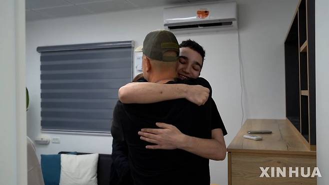 [이스라엘=신화/뉴시스] 12일(현지 시간) 팔레스타인 무장 정파 하마스로부터 석방된 미국·이스라엘 이중국적 병사 에단 알렉산더가 이스라엘 남부의 한 장소에 도착해 가족과 포옹하고 있다. 알렉산더는 뉴저지 출신으로, 가자지구에 억류돼 있던 마지막 미국인 생존자로 알려졌다. 2025.05.13.<font style="vertical-align: inherit;"><font style="vertical-align: inherit;"></font></font>