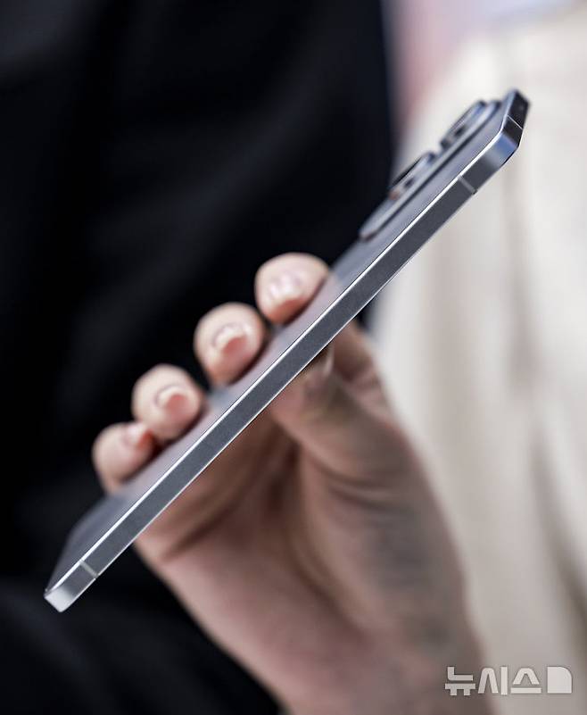 [서울=뉴시스] 정병혁 기자 = 13일 서울 서초구 삼성 강남에서 열린 삼성 갤럭시 S25 엣지 미디어 브리핑에서 모델들이 삼성 갤럭시 S25 엣지를 선보이고 있다. 2025.05.13. jhope@newsis.com