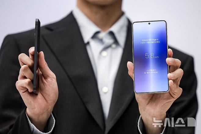 [서울=뉴시스] 정병혁 기자 = 13일 서울 서초구 삼성 강남에서 열린 삼성 갤럭시 S25 엣지 미디어 브리핑에서 모델들이 삼성 갤럭시 S25 엣지를 선보이고 있다. 2025.05.13. jhope@newsis.com