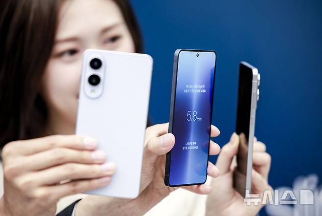 [서울=뉴시스] 정병혁 기자 = 13일 서울 서초구 삼성 강남에서 열린 삼성 갤럭시 S25 엣지 미디어 브리핑에서 모델들이 삼성 갤럭시 S25 엣지를 선보이고 있다. 2025.05.13. jhope@newsis.com