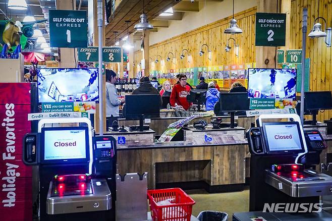 [파라무스(뉴저지)=AP/뉴시스] 12일(현지 시간) CNBC는 예일대 예산연구소가 발표한 보고서를 인용해 미국의 평균 실효 관세율은 17.8%로 1934년 이후 최고치를 기록했다고 보도했다. 이는 최근 영국, 중국과의 무역협상 등 정책 변화를 반영한 수치다. 사진은 미국 뉴저지주 파라무스의 한 식료품점 내 이용객들이 키오스크에서 계산하고 있는 모습. 2025.05.13.