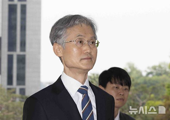 [서울=뉴시스] 김근수 기자 = 조희대 대법원장이 13일 서울 서초구 대법원으로 출근하고 있다. 대법원은 오는 14일 이재명 더불어민주당 대통령 후보 판결 관련 국회 청문회에 조희대 대법원장과 대법관들이 출석하지 않겠다는 입장을 밝히며, 재판 관련 청문회 참석은 부적절하다고 전했다. 2025.05.13. ks@newsis.com