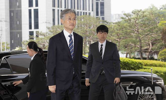 [서울=뉴시스] 김근수 기자 = 조희대 대법원장이 13일 서울 서초구 대법원으로 출근하고 있다. 대법원은 오는 14일 이재명 더불어민주당 대통령 후보 판결 관련 국회 청문회에 조희대 대법원장과 대법관들이 출석하지 않겠다는 입장을 밝히며, 재판 관련 청문회 참석은 부적절하다고 전했다. 2025.05.13. ks@newsis.com