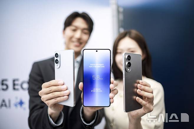 [서울=뉴시스] 정병혁 기자 = 13일 서울 서초구 삼성 강남에서 열린 삼성 갤럭시 S25 엣지 미디어 브리핑에서 모델들이 삼성 갤럭시 S25 엣지를 선보이고 있다. 2025.05.13. jhope@newsis.com