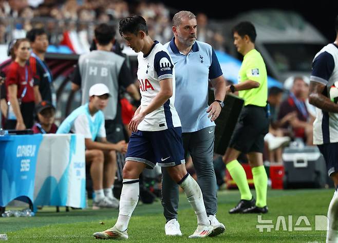 [서울=뉴시스] 황준선 기자 = 지난해 8월3일 오후 서울 마포구 서울월드컵경기장에서 열린 쿠팡플레이 시리즈 2경기 토트넘 홋스퍼와 FC바이에른 뮌헨의 경기, 후반 토트넘 손흥민이 교체되며 포스테코글루 감독과 인사하고 있다. 2024.08.03. hwang@newsis.com