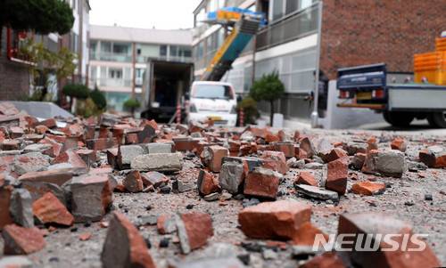 [포항=뉴시스] 지진 피해를 입은 이재민의 한국토지주택공사(LH) 임대아파트 이주가 시작된 2017년 11월22일 오전 경북 포항시 북구 대동빌라에서 이사업체 관계자가 이삿짐을 옮기고 있다. (사진=뉴시스 DB). photo@newsis.com