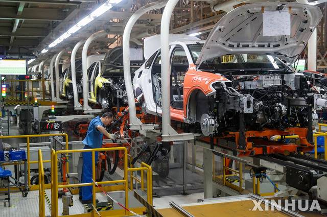 [상하이=신화/뉴시스] 중국 상하이에 있는 상하이자동차(SAIC) 공장에서 폴크스바겐 승용차를 조립하고 있다. 자료사진. 2025.05.13