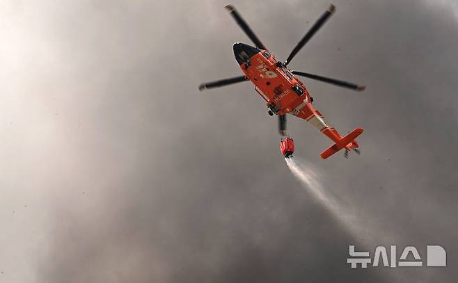 [이천=뉴시스] 김종택 기자 = 13일 경기 이천시 부발읍의 한 물류창고에서 불이 나 소방당국이 대응 2단계를 발령하고 화재진압을 하고 있다. 2025.05.13. jtk@newsis.com