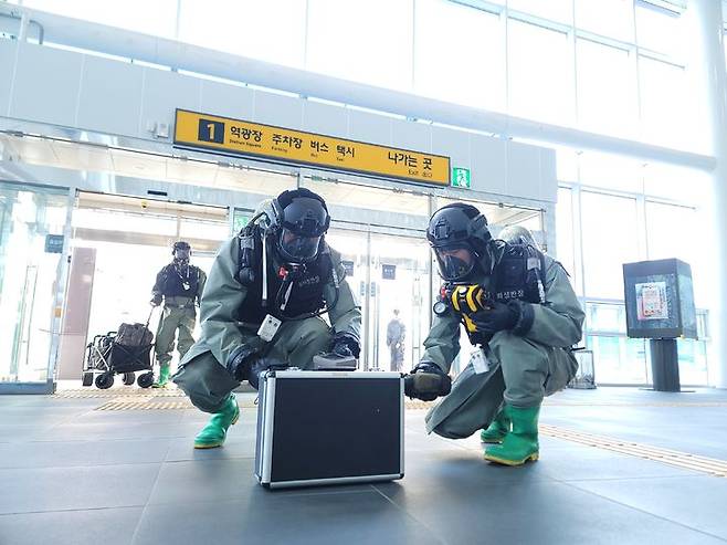 [원주=뉴시스] 13일 KTX 평창역 일대에서 '지상협동훈련'이 펼쳐진 가운데 육군 36사단 CRST 장병들이 의심 폭발물에 대한 화학물질을 탐지하고 있다. (사진=육군 제36보병사단 제공). photo@newsis.com *재판매 및 DB 금지