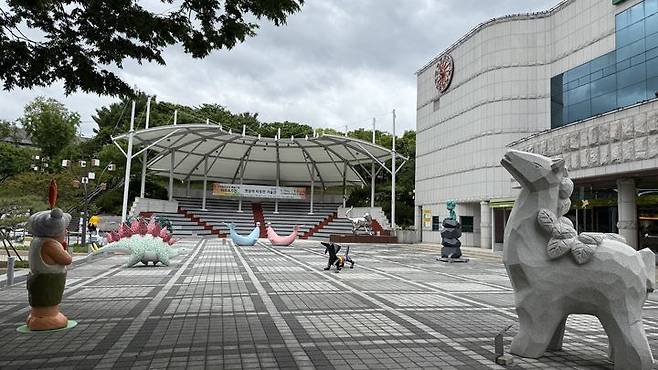 [대구=뉴시스] 햇살이 따뜻한 미술관 '아트리움'. (사진=대구 서구문화회관 제공) 2025.05.13. photo@newsis.com *재판매 및 DB 금지