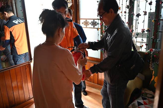 [대구=뉴시스] 대구서부소방서는 13일 봄철 화재를 대비한 주택용 소방시설 보급 캠페인을 펼쳤다. (사진=대구서부소방서 제공) 2025.05.13. photo@newsis.com *재판매 및 DB 금지