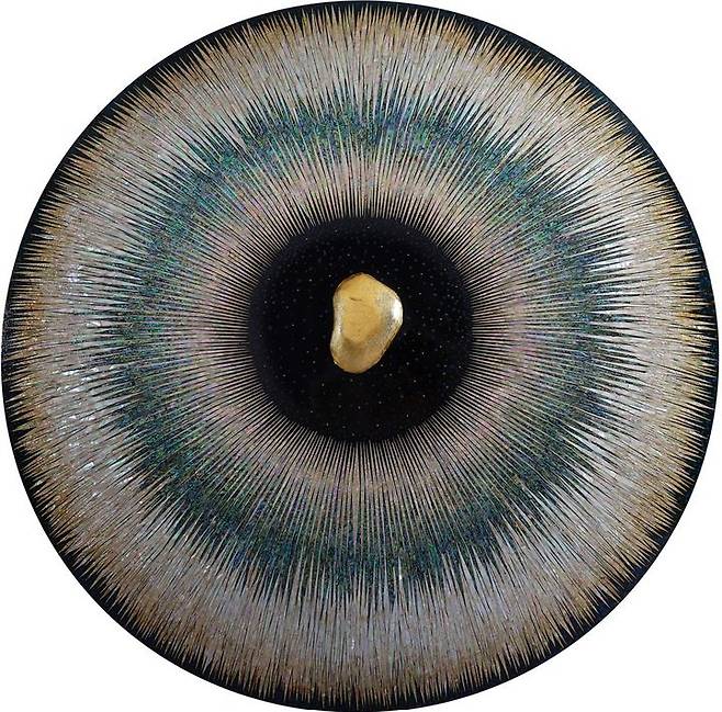 에테르 Aether, D130cm, soil powder, hemp cloth, lacquer, pure gold leaf, mother of pearl, crystal, 2025 *재판매 및 DB 금지