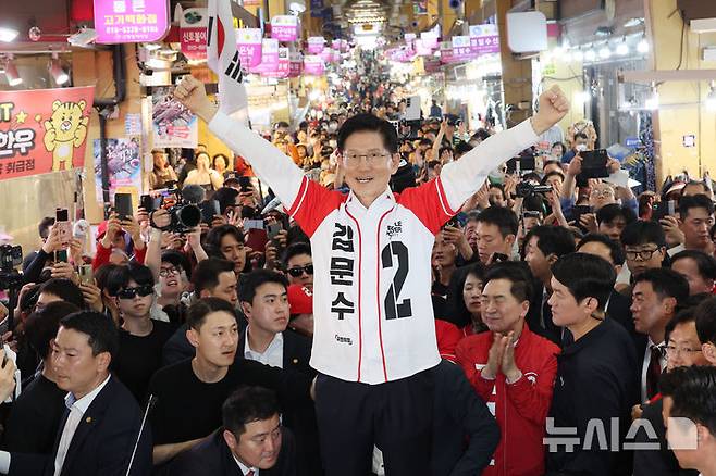 [울산=뉴시스] 고승민 기자 = 김문수 국민의힘 대선 후보가 13일 울산 남구 신정시장에서 유세를 하고 있다. (공동취재) 2025.05.13. photo@newsis.com