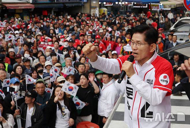 [부산=뉴시스] 고승민 기자 = 김문수 국민의힘 대선 후보가 13일 부산 자갈치시장을 찾아 유세를 하고 있다. 2025.05.13. kkssmm99@newsis.com