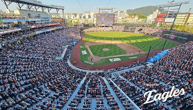 [서울=뉴시스] 지난 4월26일 대전 한화생명볼파크에서 열린 프로야구 한화 이글스와 KT위즈의 2025 신한 쏠뱅크 KBO리그 경기에 만원 관중이 들어찼다. (사진=한화 이글스 제공) 2025.04.26. *재판매 및 DB 금지