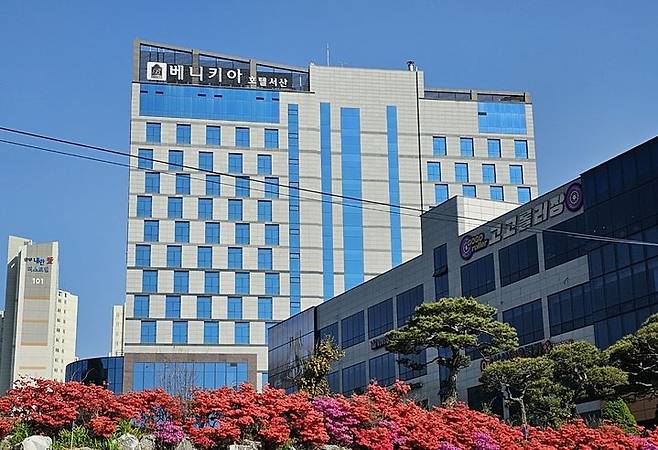 [서산=뉴시스] 김덕진 기자=서산시 숙박업소 공정요금제 참여 업소 중 하나인 베니키아호텔 전경. 2025.05.13. spark@newsis.com *재판매 및 DB 금지