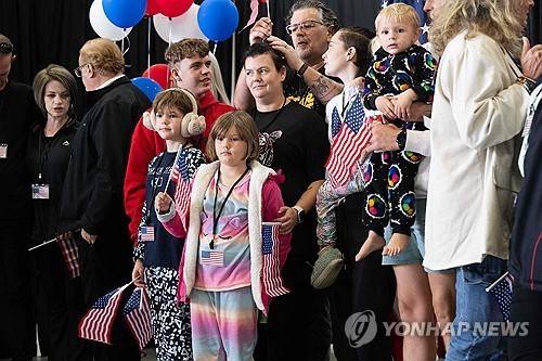 난민으로 입국한 남아공 국민들 [AFP=연합뉴스]