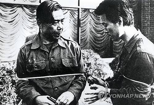 서울고법, '10·26 사건' 김재규 재심 개시 결정 1979년 당시 김재규 중정부장이 박정희 전 대통령 시해사건 현장 검증에서 상황을 재연하는 모습. [연합뉴스 제공]