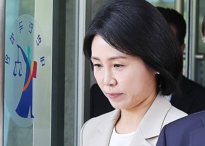 공직선거법 위반 혐의로 기소돼 1심에서 벌금형을 선고받은 더불어민주당 이재명 대선후보 배우자 김혜경 씨가 12일 경기도 수원시 영통구 수원고등법원에서 열린 항소심 선고공판을 마치고 나오고 있다. 연합뉴스