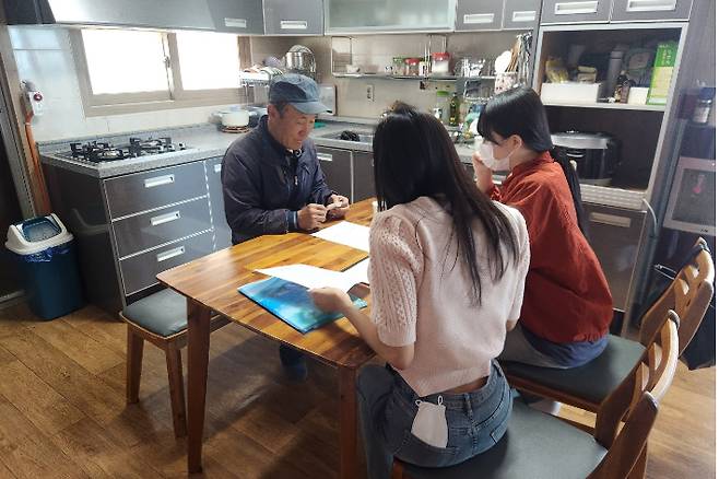 군산시가 외국인 계절근로자 고용주 숙소 방문 교육을 실시하고 있다. 군산시 제공