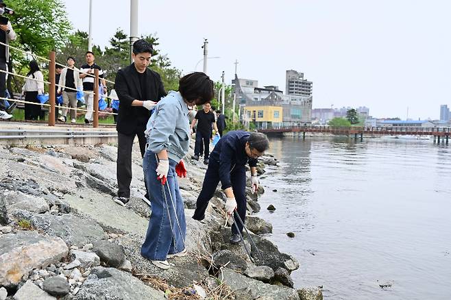 속초시는 13일 오전 9시 청초호 호수공원 일원에서 공직자 200여 명이 참여하는 직원 이야기마당 '좋은 날, 속초'를 운영했다. 속초시 제공