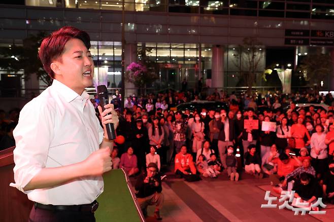 개혁신당 이준석 대선후보가 지난 12일 서울 중구 청계광장에서 열린 집중유세에서 시민들에게 지지를 호소하고 있다. 윤창원 기자