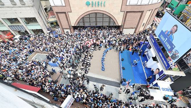 더불어민주당 이재명 대선 후보가 13일 대구광역시의 동성로 거리에서 집중 유세를 하고 있다. 연합뉴스