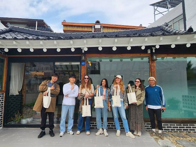 총 90만여 명의 팔로워를 보유한 인스타그램 기반 여행 영국 인플루언서 3명이 2025 광주방문의 해를 맞아 지난 10일부터 11일까지 광주의 주요 문화관광지와 5·18 민주화 운동 관련 유적지를 소개하는 팸투어를 진행했다. 광주 관광공사 제공