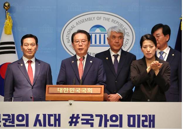 송인헌 충북 괴산군수가 13일 국회 소통관에서 열린 기자회견에서 자치분권 대선공약 반영을 촉구하고 있다. 괴산군 제공