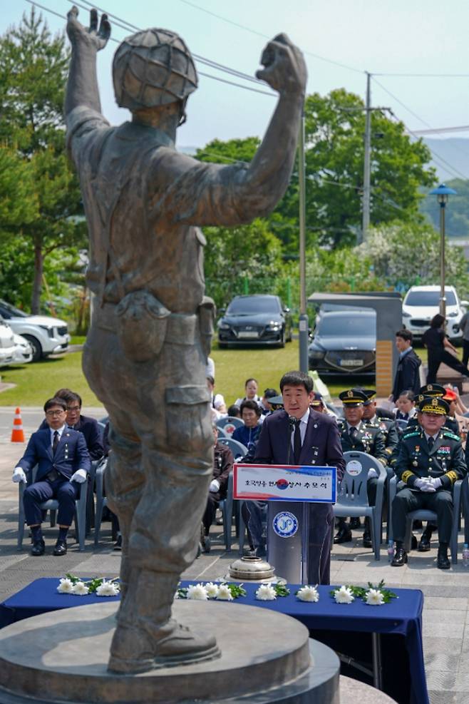 故 연제근 상사 동상 앞에서 이재영 군수가 추모사를 하고 있다. 증평군 제공