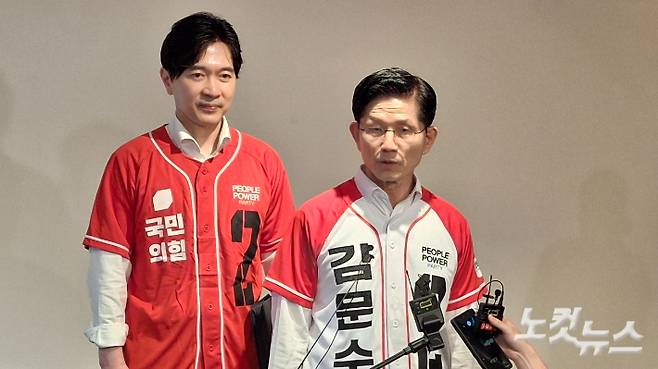 13일 부산을 방문한 국민희힘 김문수 후보가 한국노총 부산지역 산별대표자들의 지지선언을 받고 기자들과 백브리핑 하고 있는 모습. 강민정 기자