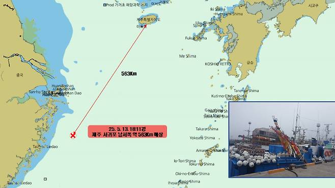 침수사고 해점. 사진 오른쪽은 A호. 제주지방해양경찰청 제공
