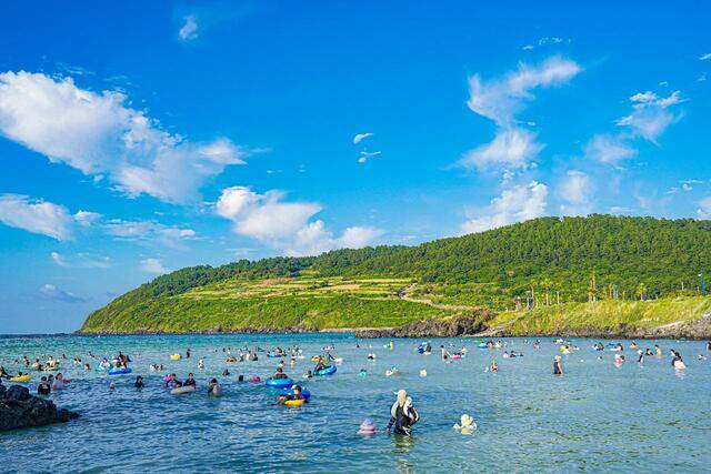 ‘함덕 해수욕장’에서 시민들이 물놀이를 즐기는 모습. 비짓 제주 홈페이지