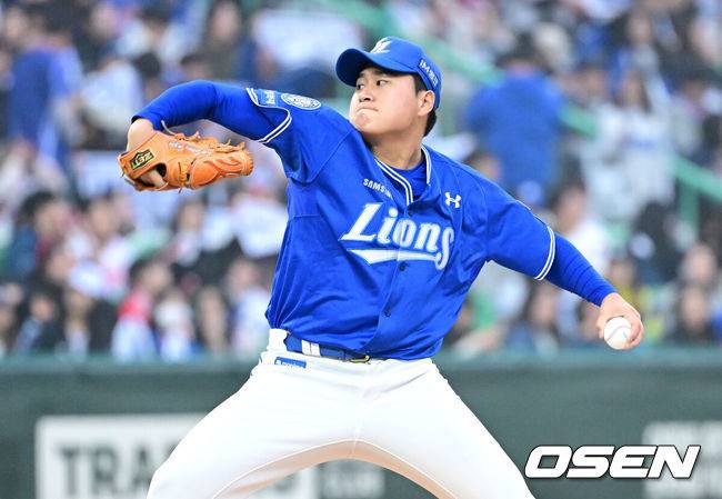 [OSEN=인천, 최규한 기자] 1일 오후 인천 SSG랜더스필드에서 ‘2025 신한 SOL Bank KBO리그’ SSG 랜더스와 삼성 라이온즈의 경기가 열렸다.이날 홈팀 SSG는 송영진, 방문팀 삼성은 이승현을 선발로 내세웠다.1회말 삼성 선발 이승현이 힘차게 공을 뿌리고 있다. 2025.05.01 / dreamer@osen.co.kr