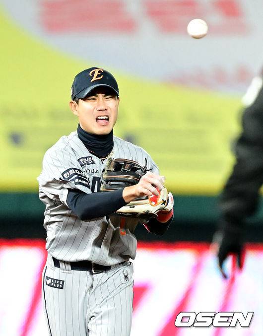 [OSEN=인천, 김성락 기자] 5회말 무사 1루 한화 유격수 심우준이 SSG 유격수 땅볼을 처리하는 과정에서 고통스러워 하고 있다. 심우준은 허리 통증으로 교체됐다. 2025.04.17 / ksl0919@osen.co.kr