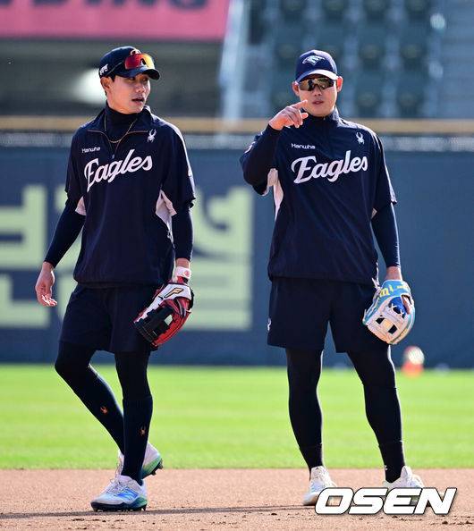 [OSEN=잠실, 지형준 기자] 한화 심우준, 하주석이 수비 훈련을 하고 있다. 2025.04.08 / jpnews@osen.co.kr