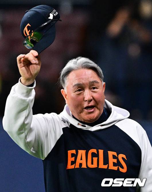 [OSEN=고척, 조은정 기자] 한화 김경문 감독이 승리 후 팬들을 향해 모자를 벗어 인사하고 있다. 2025.05.09 /cej@osen.co.kr