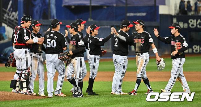 [OSEN=대구, 이석우 기자] LG 선수들이 승리한 후 기쁨을 나누고 있다. 2025.05.10 / foto0307@osen.co.kr