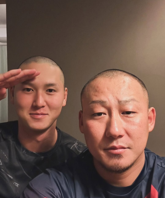 아키히로 유토(왼쪽)는 나카타 쇼를 좋아해 자주 어울렸다. 함께 삭발한 모습. 아키히로 유토 SNS