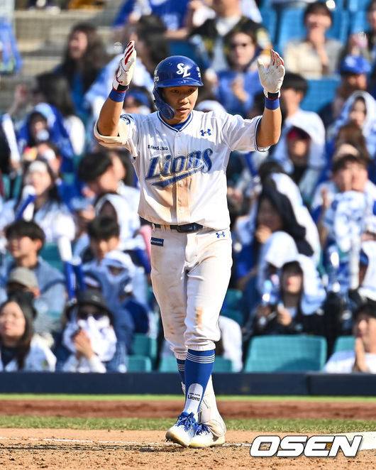 [OSEN=대구, 이석우 기자] 23일 대구삼성라이온즈파크에서 2025 신한 SOL 뱅크 KBO 리그 삼성 라이온즈와 키움 히어로즈의 경기가 열렸다. 홈팀 삼성은 백정현이, 방문팀 키움은 하영민이 선발 출전했다. 삼성 라이온즈 김지찬이 4회말 우익수 앞 안타를 치고 세리머니를 하고 있다. 2025.03.23 / foto0307@osen.co.kr