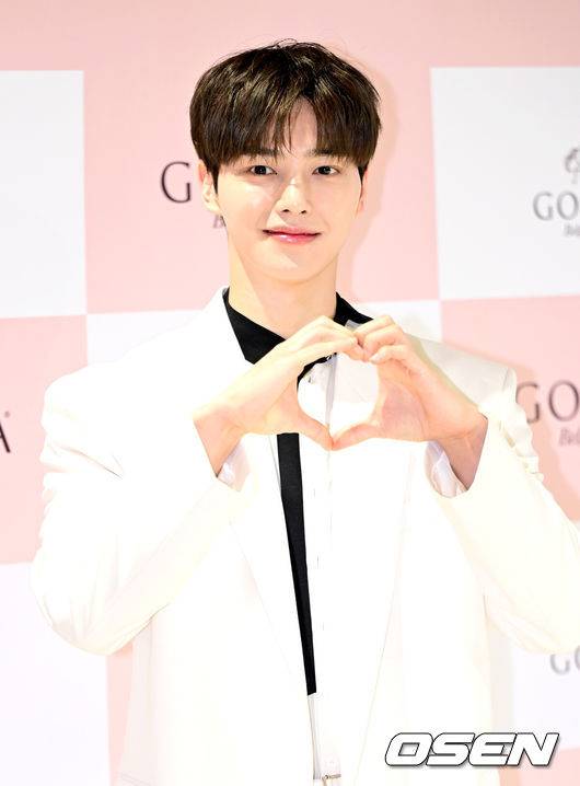 [OSEN=최규한 기자] 6일 오전 서울 서초동의 한 매장에서 초콜릿 브랜드의 발렌타인데이 기념 행사가 열렸다.배우 송강이 행사에 참석해 포즈를 취하고 있다. 2024.02.06 / dreamer@osen.co.kr